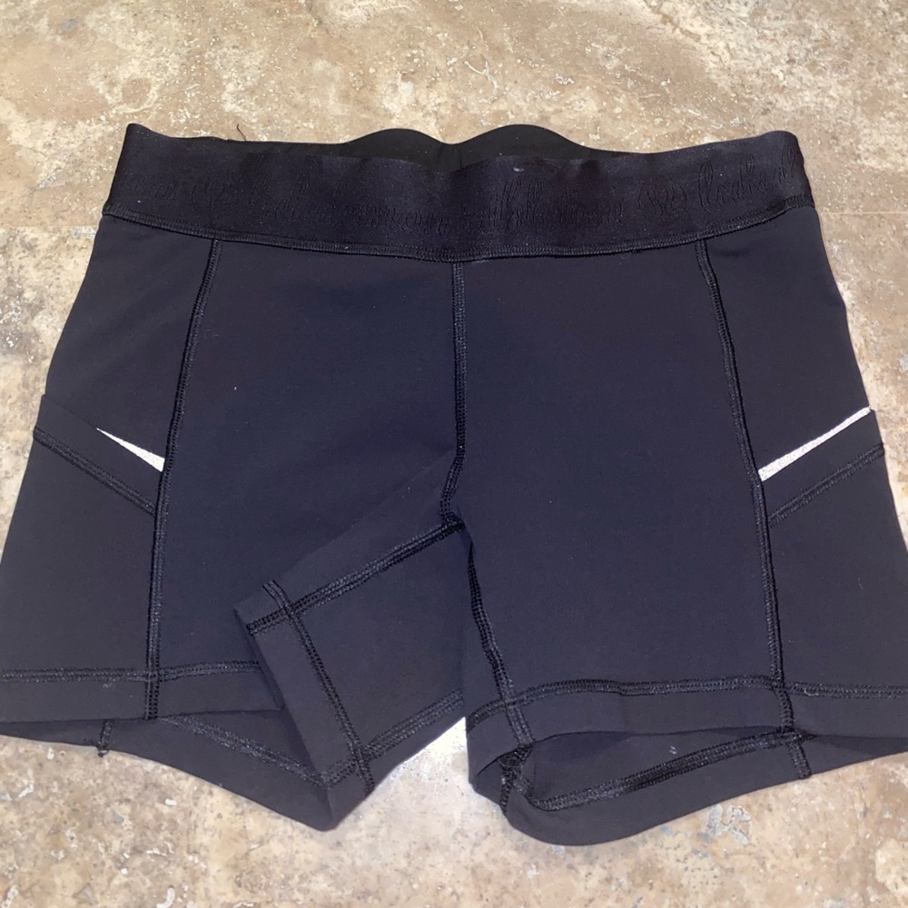 discontinued Lululemon Spandex 2.5 inch BLACK Shorts size 6